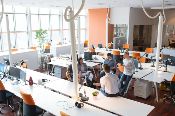 Joven equipo de negocios en una reunión en un moderno edificio de oficinas —  Fotos de Stock