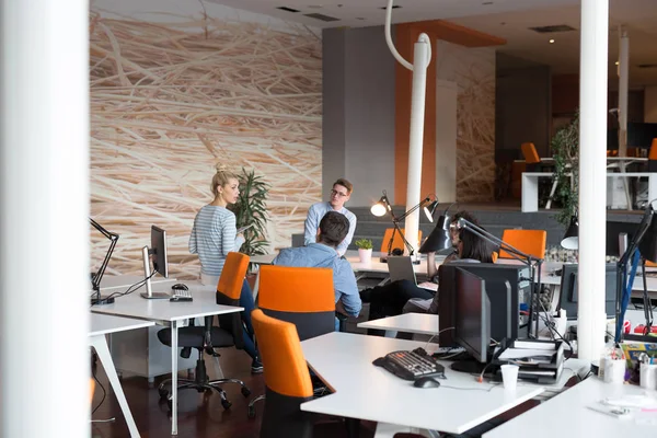 Команда молодых предпринимателей на встрече в современном офисном здании — стоковое фото