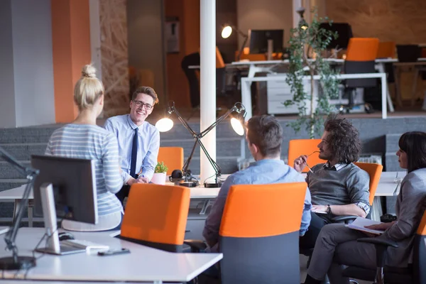 Fiatal üzleti csapat egy találkozón a modern irodaházban — Stock Fotó
