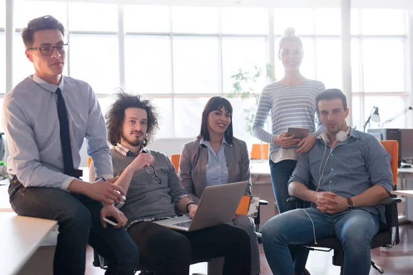 Ritratto di un team di lavoro ad una riunione — Foto Stock