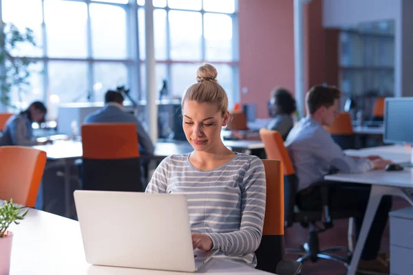 Empresária usando um laptop no escritório de inicialização — Fotografia de Stock