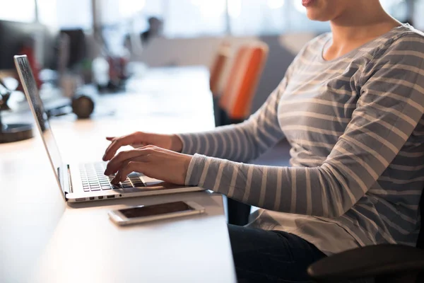 Empresária usando um laptop no escritório de inicialização — Fotografia de Stock