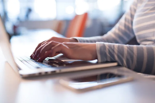 Business woman using a laptop in startup office — стоковое фото