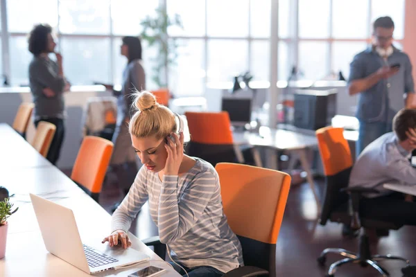 Femme d'affaires utilisant un ordinateur portable dans le bureau de démarrage — Photo