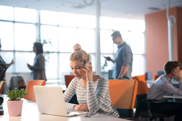 Kobieta za pomocą laptopa w startup pakietu office — Zdjęcie stockowe