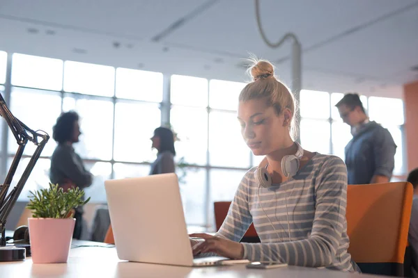 Donna d'affari che utilizza un computer portatile nell'ufficio startup — Foto Stock