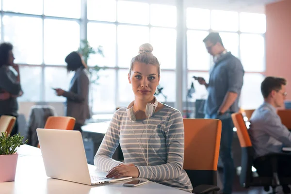 Geschäftsfrau mit Laptop im Startup-Büro — Stockfoto