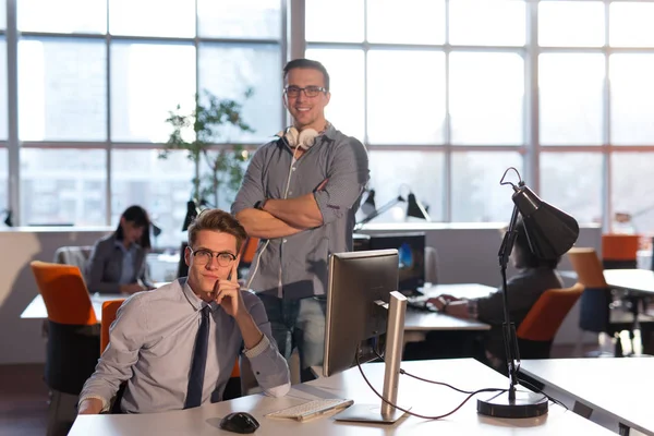 Dwie działalności ludzi pracy z komputera w biurze — Zdjęcie stockowe