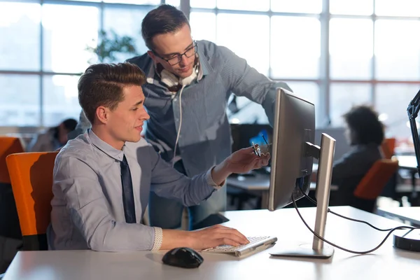 Két üzleti ember dolgozik a számítógép-ban Hivatal — Stock Fotó