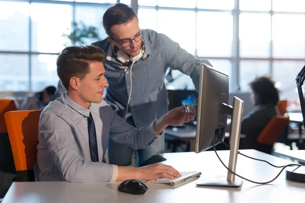 Dos Empresarios Trabajando Con Computadora en Oficina — Foto de Stock