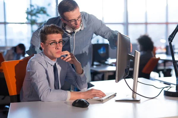 Zwei Geschäftsleute arbeiten mit Computer im Büro — Stockfoto