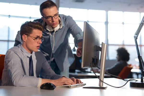 Deux hommes d'affaires travaillant avec l'ordinateur dans le bureau — Photo