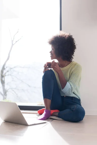 Mujer negra en la sala de estar en el suelo — Foto de Stock