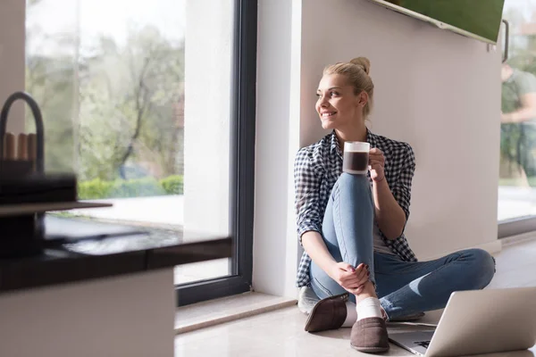 Ung kvinna dricker kaffe njuter av avkopplande livsstil — Stockfoto