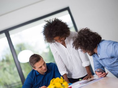 Çok ırklı başlangıç iş takım toplantısı 