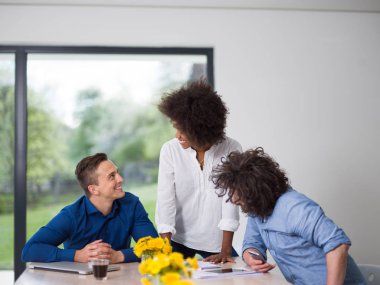 Çok ırklı başlangıç iş takım toplantısı 