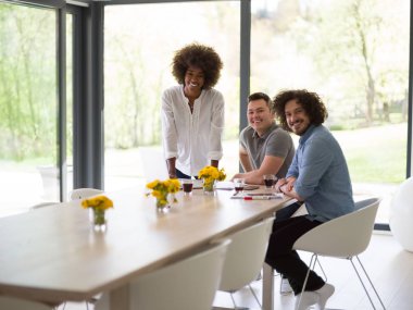 Çok ırklı başlangıç iş takım toplantısı 