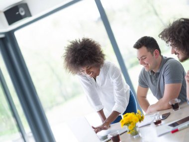 Çok ırklı başlangıç iş takım toplantısı 