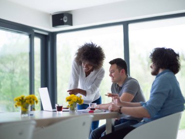 Çok ırklı başlangıç iş takım toplantısı 