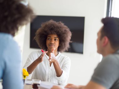 Çok ırklı başlangıç iş takım toplantısı 