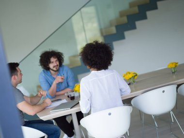Çok ırklı başlangıç iş takım toplantısı 