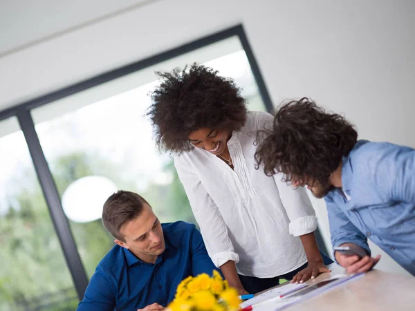 Çok ırklı başlangıç iş takım toplantısı 