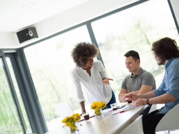 Çok ırklı başlangıç iş takım toplantısı 