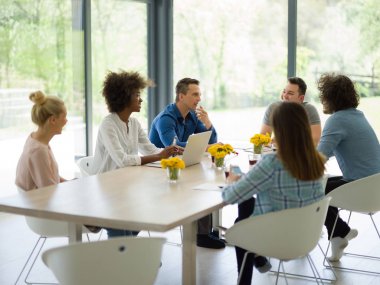 Çok ırklı başlangıç iş takım vasıl A toplantıda modern ofis 