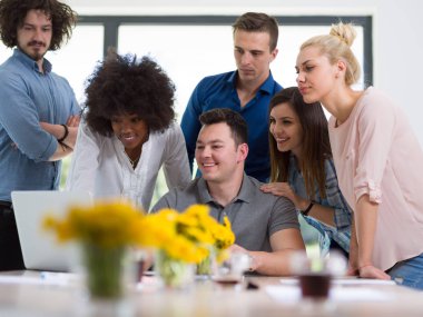 Çok ırklı başlangıç iş takım vasıl A toplantıda modern ofis 