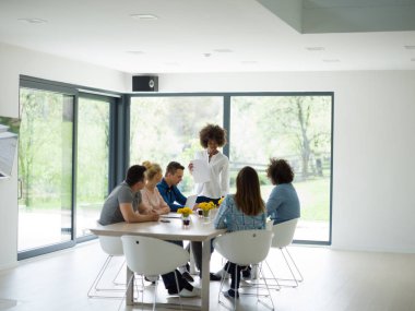 Çok ırklı başlangıç iş takım vasıl A toplantıda modern ofis 