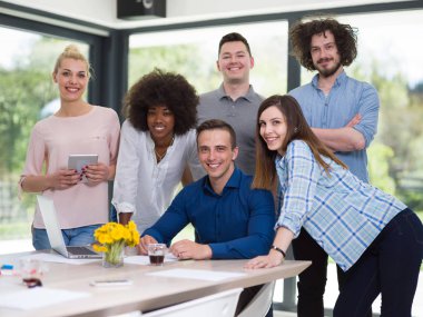 Çok ırklı başlangıç iş takım vasıl A toplantıda modern ofis 