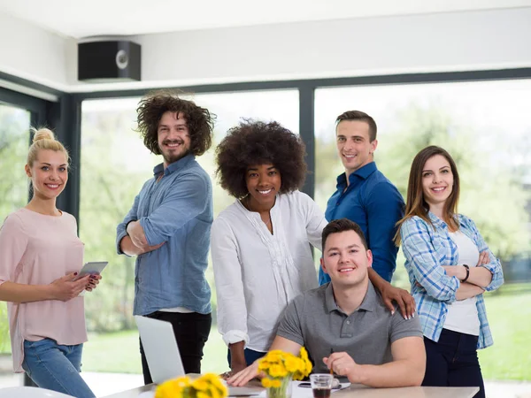 Multiethnisches Gründerteam bei einem Treffen im modernen Büro — Stockfoto