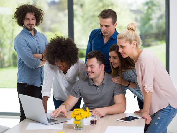 Multi-etnisch opstarten zakelijke Team op een bijeenkomst op moderne kantoor — Stockfoto