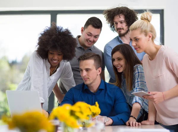 Multi-etnisch opstarten zakelijke Team op een bijeenkomst op moderne kantoor — Stockfoto