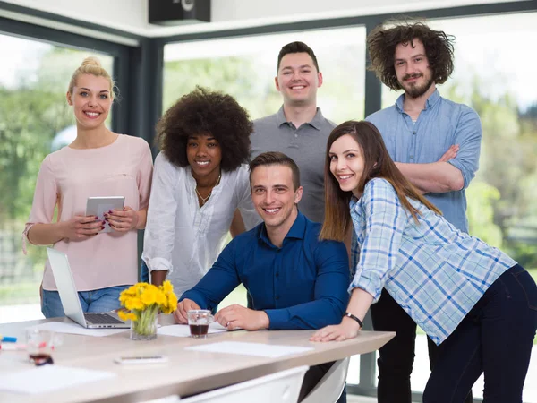 Çok ırklı başlangıç iş takım vasıl A toplantıda modern ofis 