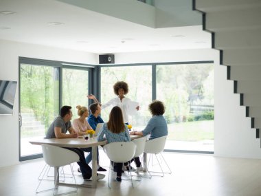 Çok ırklı başlangıç iş takım vasıl A toplantıda modern ofis 