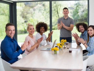 Çok ırklı başlangıç iş takım vasıl A toplantıda modern ofis 