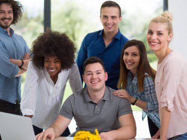 Çok ırklı başlangıç iş takım vasıl A toplantıda modern ofis 