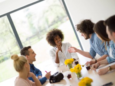 Çok ırklı başlangıç iş takım vasıl A toplantıda modern ofis 