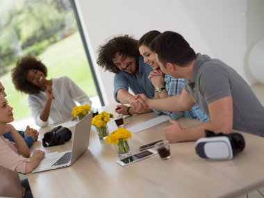 Çok ırklı başlangıç iş takım vasıl A toplantıda modern ofis 