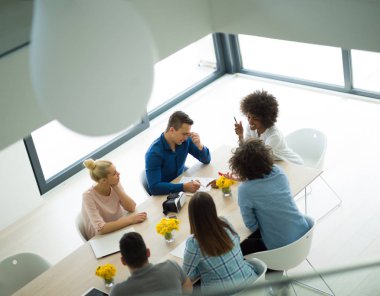 Çok ırklı başlangıç iş takım vasıl A toplantıda modern ofis 