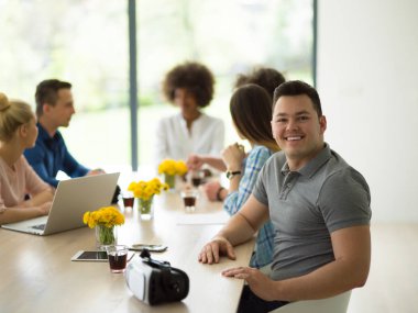 Çok ırklı başlangıç iş takım vasıl A toplantıda modern ofis 