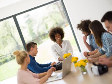 Çok ırklı başlangıç iş takım vasıl A toplantıda modern ofis 