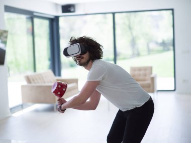 sanal gerçeklik VR-kulaklık gözlük kullanan adam