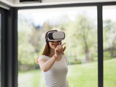 sanal gerçeklik VR-kulaklık gözlük kullanan kadın