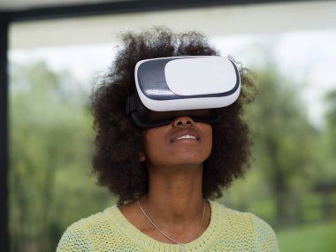 siyah kadın VR kulaklık gözlükle sanal gerçeklik