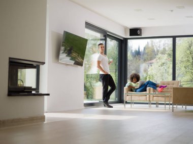 çok ırklı çift evde dizüstü bilgisayarlar ile rahatlatıcı