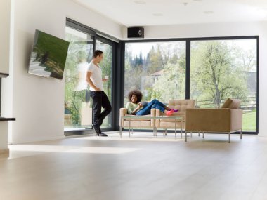 çok ırklı çift evde tablet bilgisayarlar ile rahatlatıcı