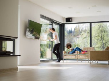 çok ırklı çift evde tablet bilgisayarlar ile rahatlatıcı