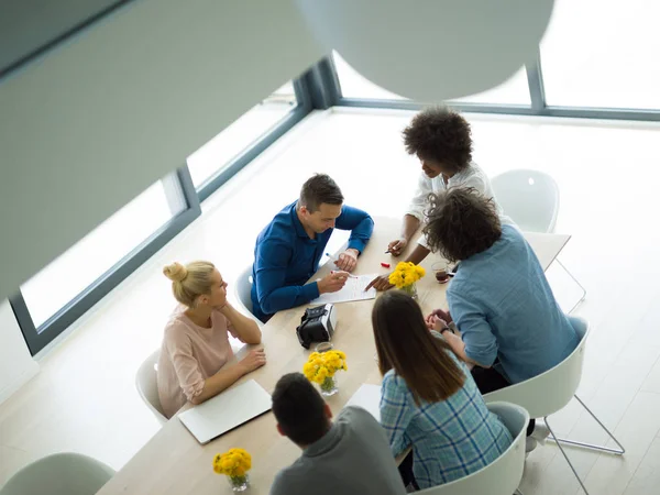 Multietniskt Start Business Team på ett möte på moderna kontor — Stockfoto